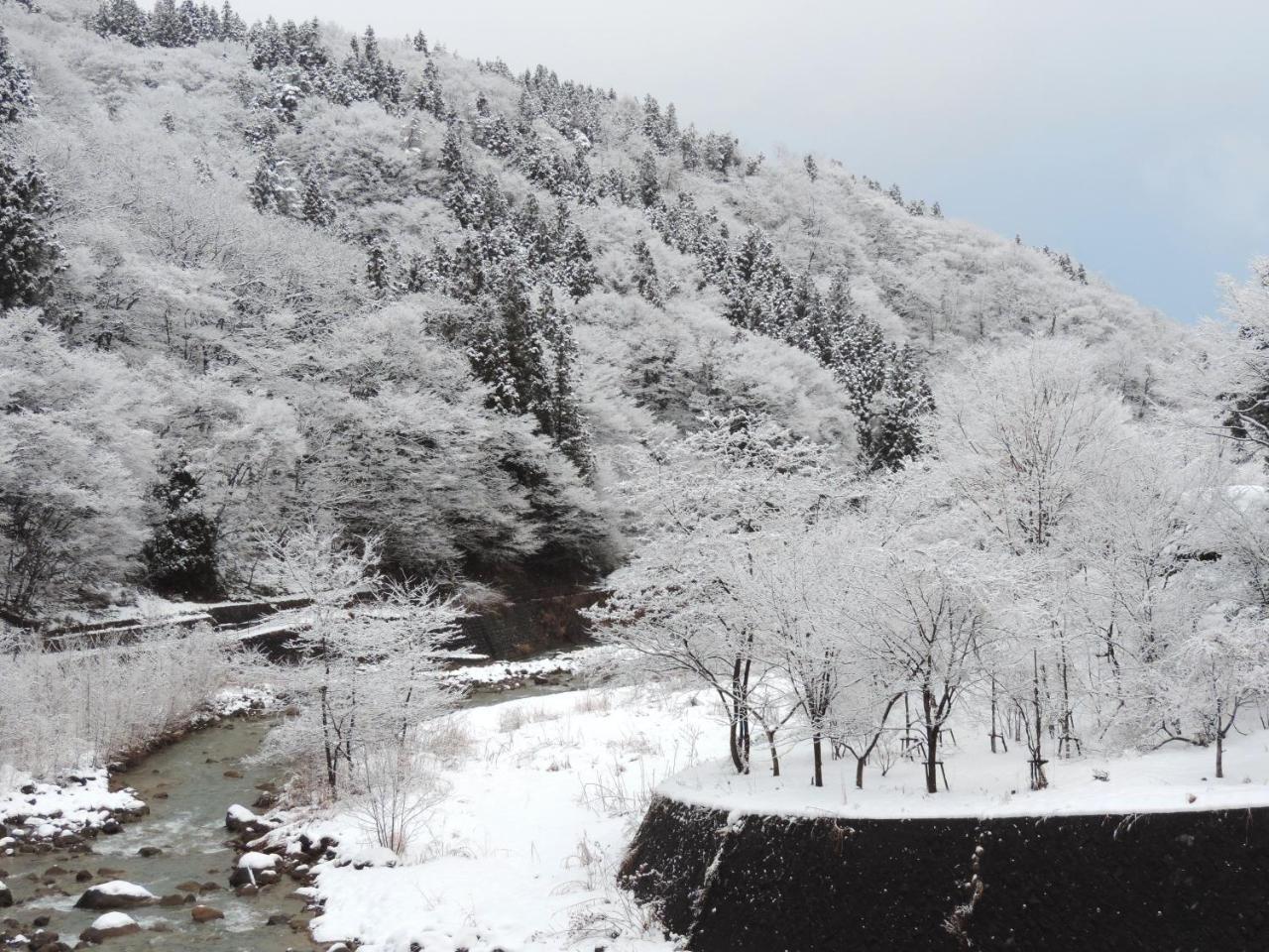 土湯温泉 やすらぎの宿 向瀧旅館 Фукусіма Екстер'єр фото